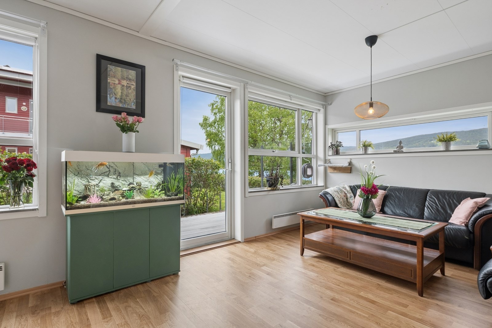 Leiligheten har en åpen stue- og kjøkkenløsning med ny parkett, og direkte utgang til en stor terrasse. Galleribilde