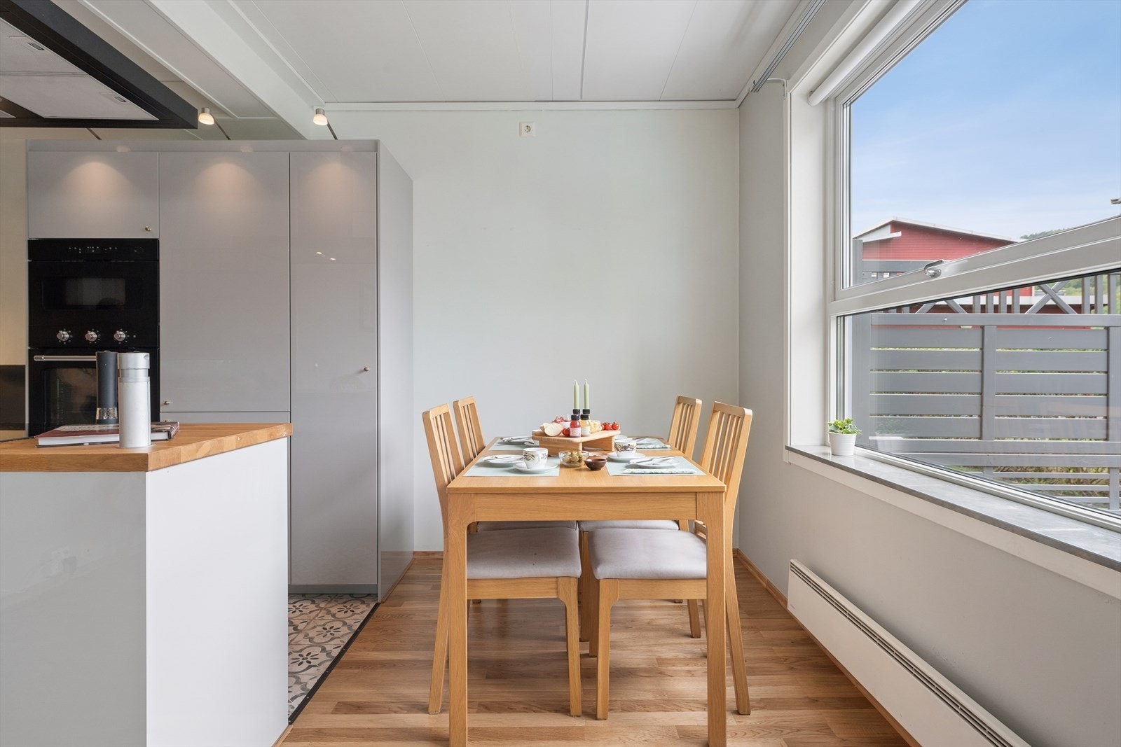 Den åpne løsningen gjør det enkelt å være sosial mens man lager mat. Galleribilde