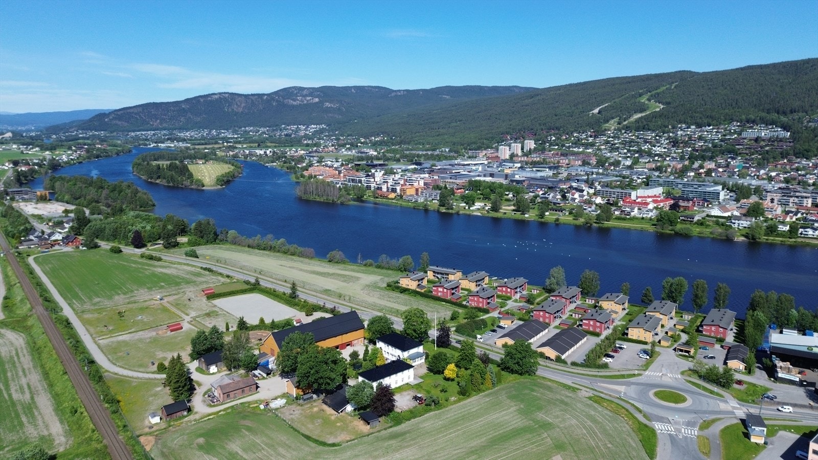 Nærmeste bussholdeplass, Stormoen, er kun 2 minutter unna. Galleribilde