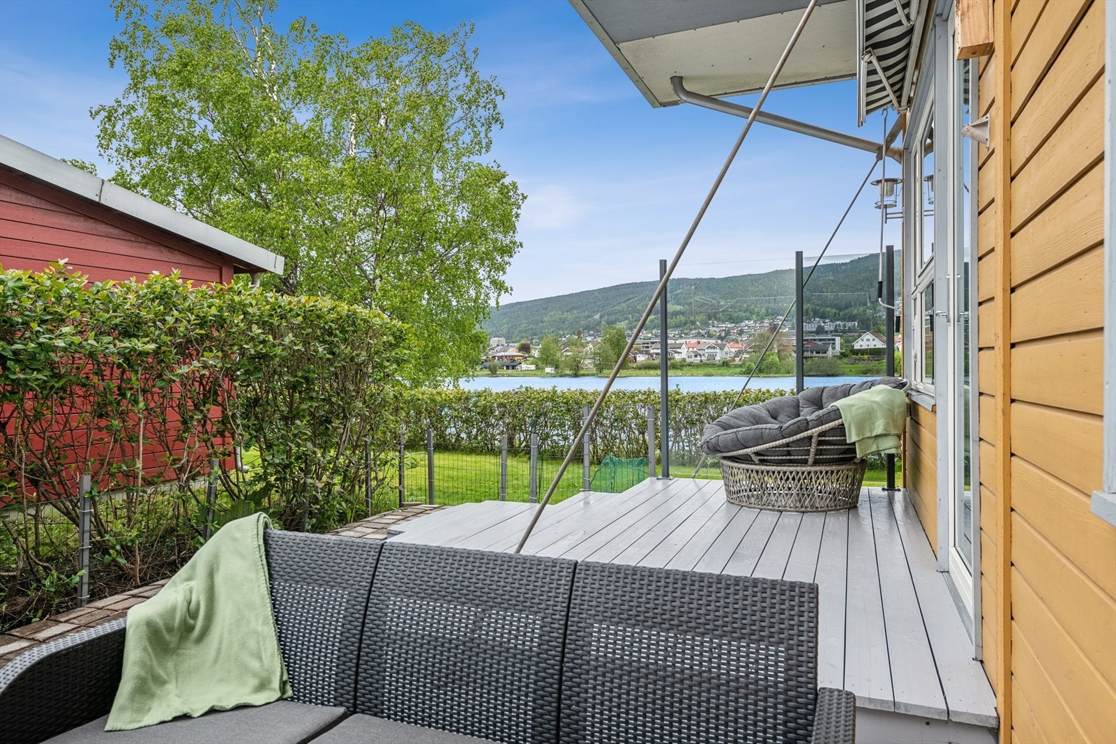 Den store terrasseplattingen i treverk på 25 m² gir rikelig med plass for utemøbler og har en fin beliggenhet ved elven. Galleribilde