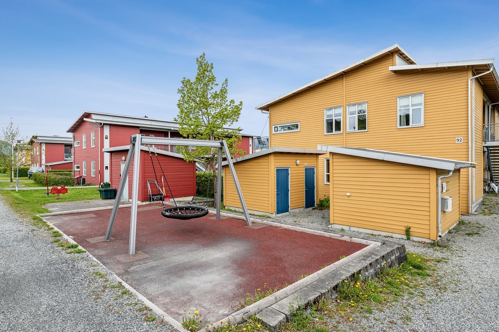 Borettslaget har felles lekeplasser, og en ekstern bod på 5 m² tilhører leiligheten. Galleribilde