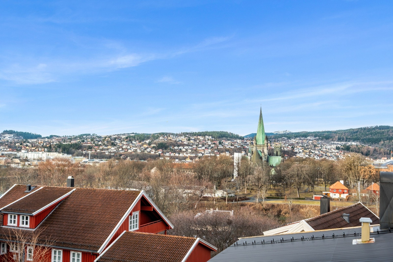Følger du Bakklandet langs Nidelven, kommer du videre til Solsiden og Nedre Elvehavn på rundt 15-20 minutter til fots. Her finner du et stort utvalg av restauranter, butikker og et pulserende byliv både på dagtid og kveldstid. Galleribilde