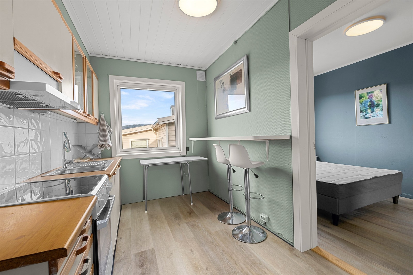 Kjøkkenet har en effektiv planløsning med plass til liten spiseplass, og vinduet slipper inn godt med dagslys. Galleribilde