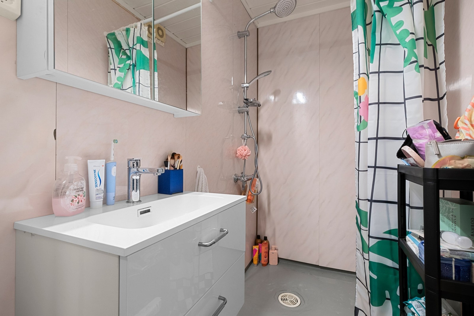 Badet har en praktisk løsning med servantinnredning og dusjsone. Leiligheten ha videre saparat toalettrom som opprinnelig er byggemeldt som en del av gangen. Det foreligger ikke søknad om bruksendring fra tilleggsdel til hoveddel. Galleribilde