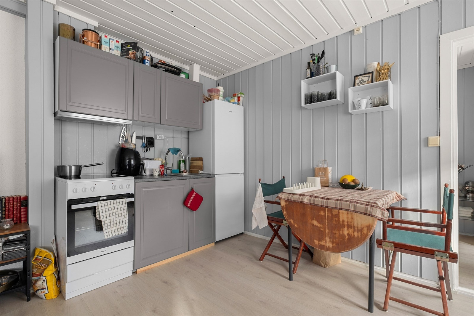Kjøkkenet er kompakt og funksjonelt, med plass til et lite spisebord. Galleribilde
