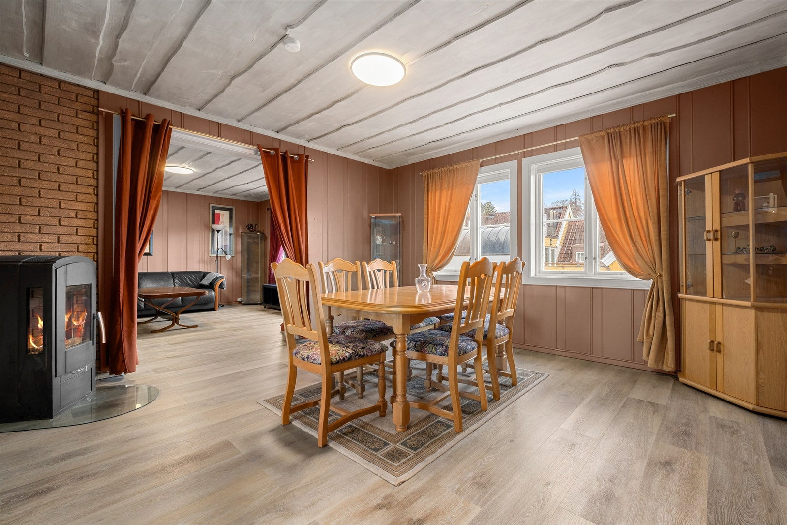 Spisestuen fremstår som lys og trivelig, med god plass til å samle familie og venner rundt bordet. Galleribilde