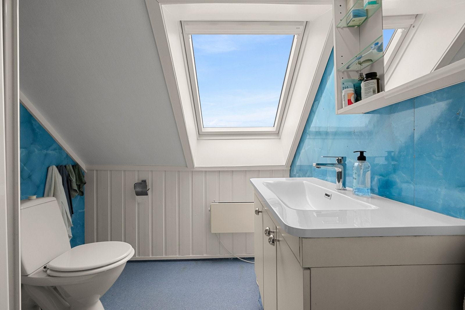 Badet i loftsetasjen har en praktisk utforming med servant, toalett, dusj og takvindu som slipper inn godt med lys. Galleribilde