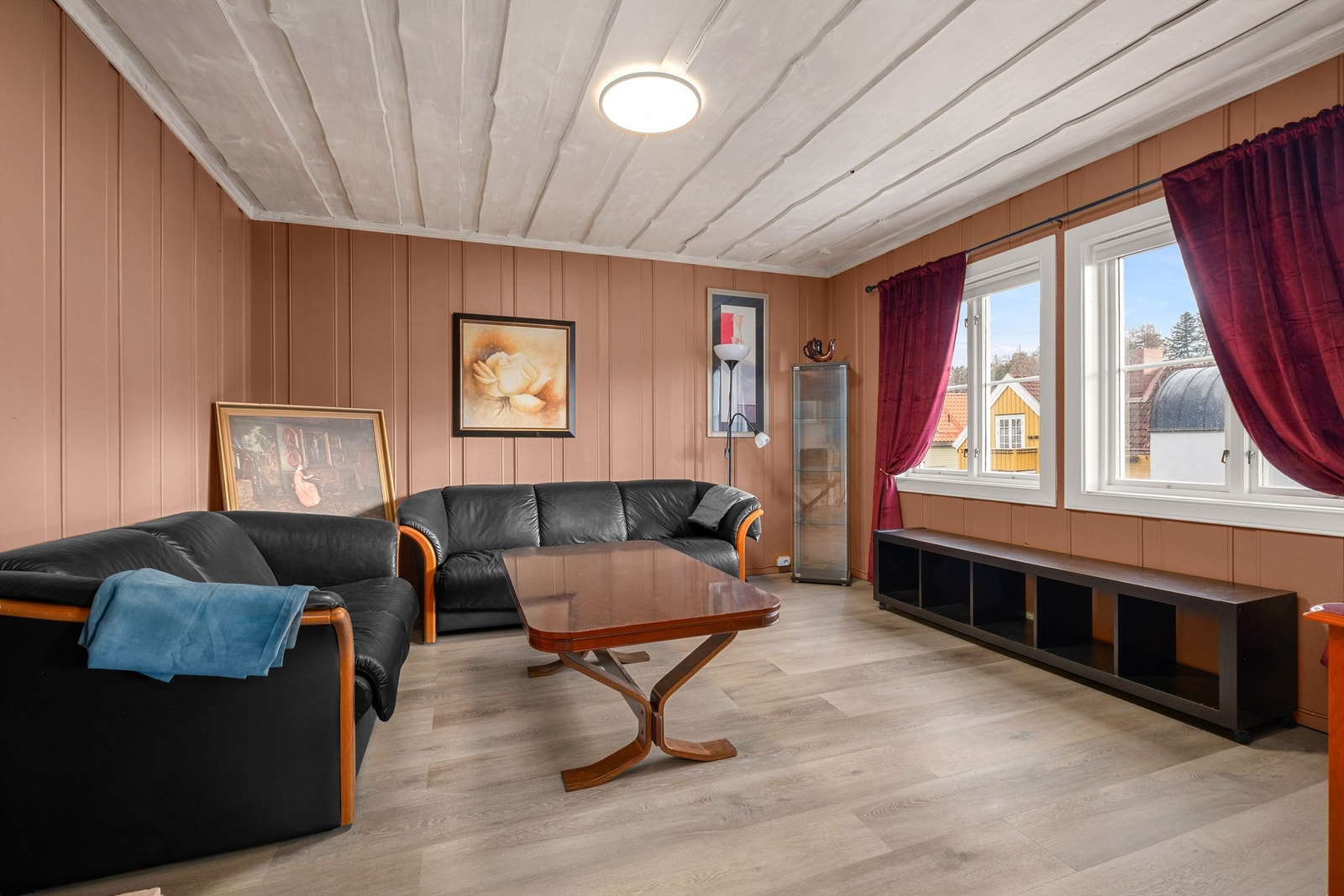 Stuen har en behagelig størrelse på 20 kvm og godt med naturlig lysinnslipp fra vinduene, noe som skaper en lys og trivelig romfølelse. Galleribilde