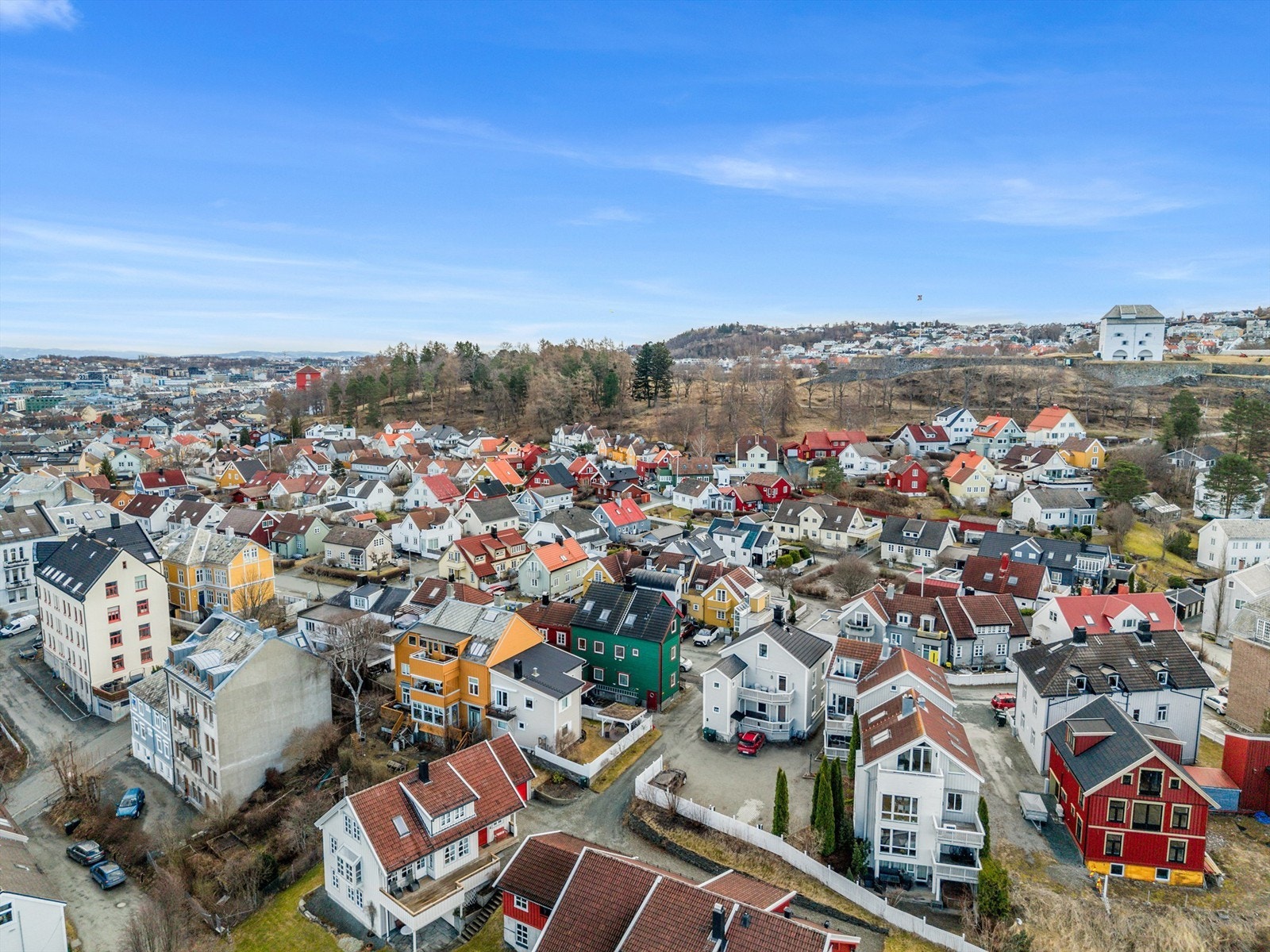 Fra eiendommen er det kort vei til Nidelva og den populære turstien langs elvebredden. På få minutters gange kommer du til sjarmerende Bakklandet kjent for sine brosteinsgater, fargerike trehus og et rikt utvalg av kaféer, restauranter og puber. Galleribilde