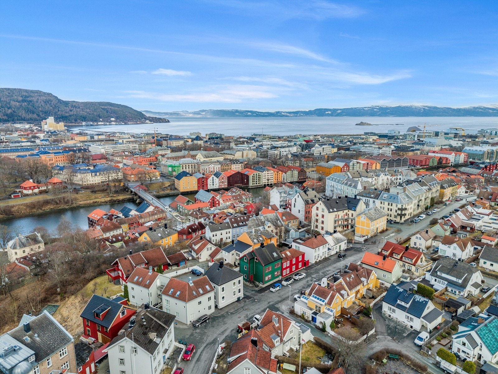 Fortsetter du langs elvepromenaden, når du Marinen på omtrent 10 minutters gange - et populært område for soling, avslapping og grilling på fine sommerdager. På Øya, cirka 20 minutter unna til fots, finner du blant annet idrettsanlegg og tennisbaner. Galleribilde