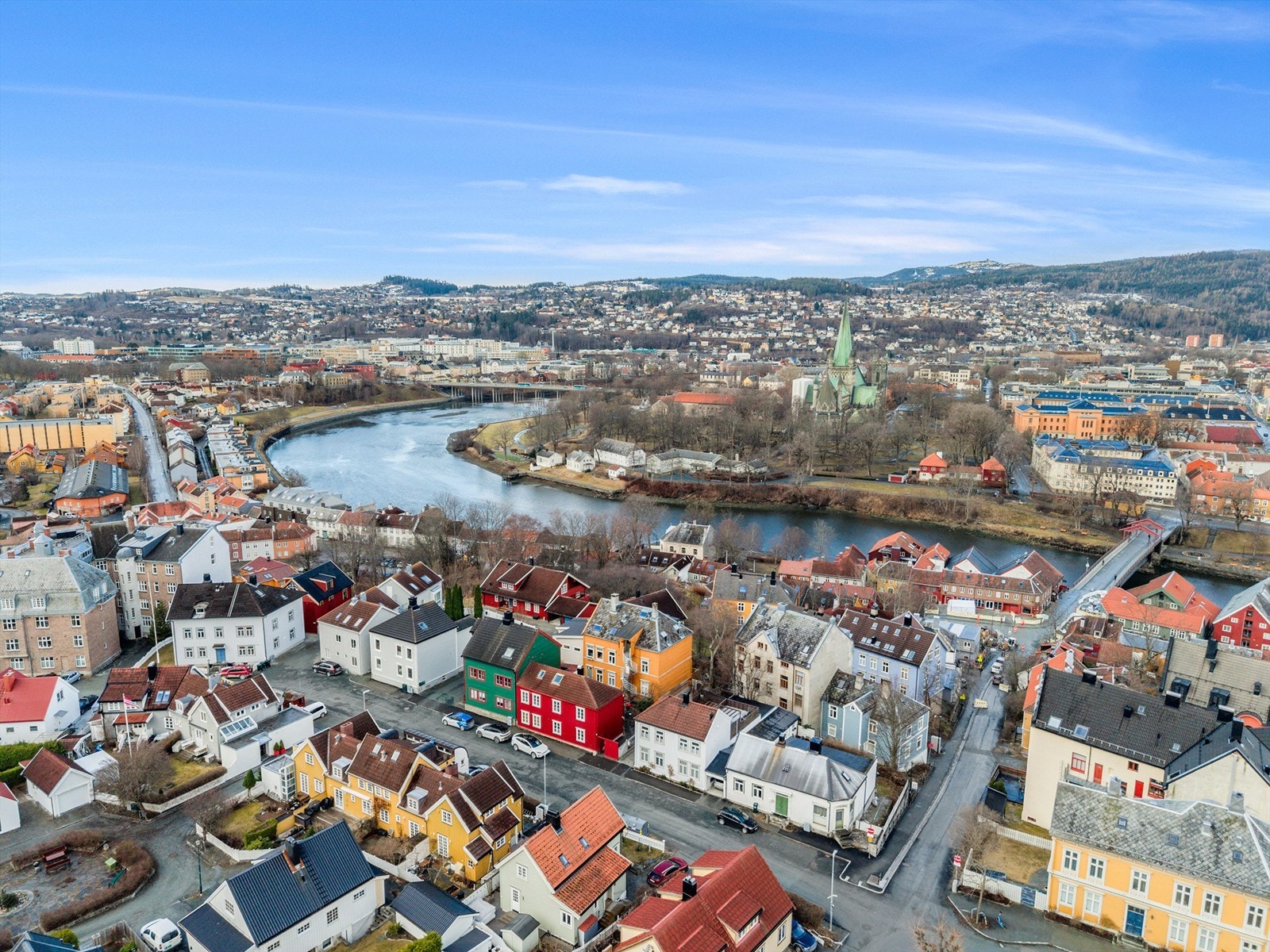 Fra boligen har du gangavstand til et bredt utvalg av servicetilbud. Trondheim sentrum ligger omtrent 10-15 minutter unna til fots, og her finner du blant annet kjøpesentre, kinoer, restauranter, kaféer og et variert uteliv. Galleribilde