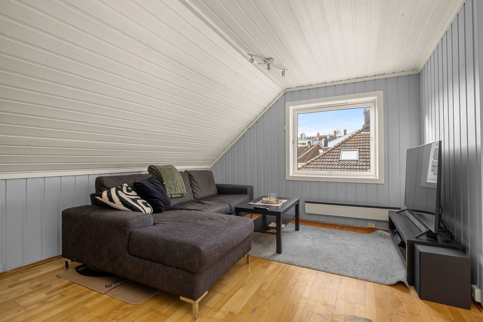 Loftsstuen har en hyggelig stue på 13 kvm med plass til sofa og TV-løsning. Galleribilde