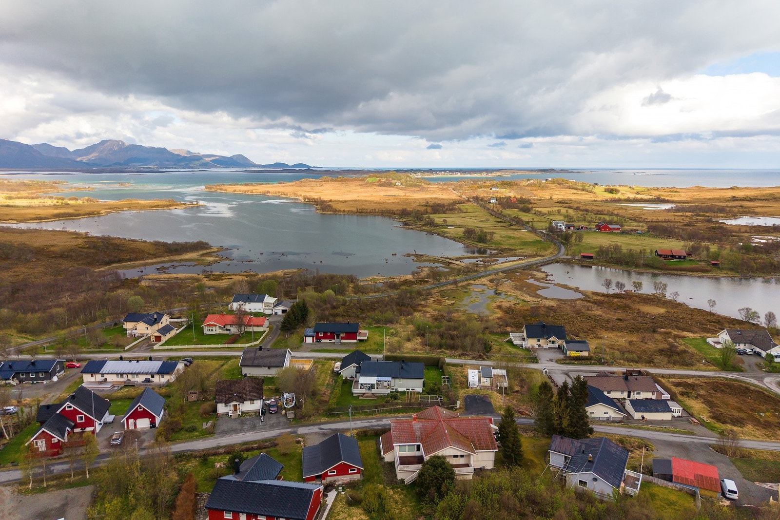 Boligen ligger i naturskjønne omgivelser med kort vei til sjøen Galleribilde