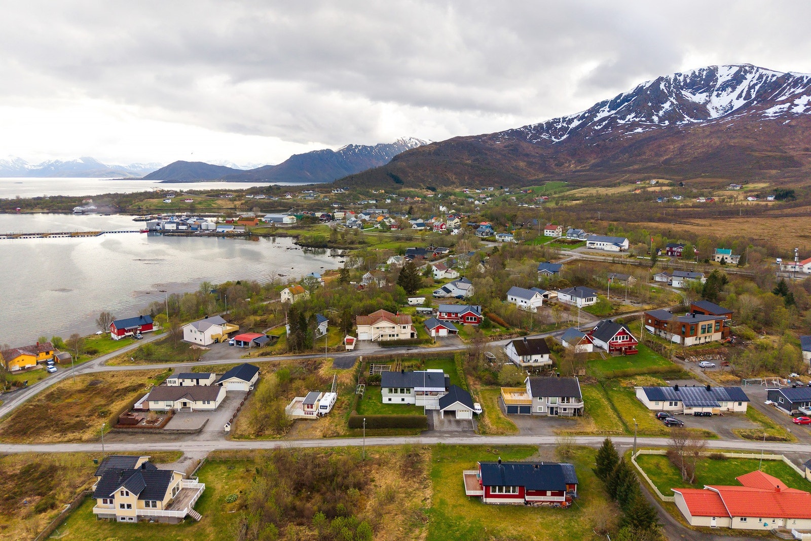 Det er kort avstand til både skole og barnehage på Alsvåg Galleribilde