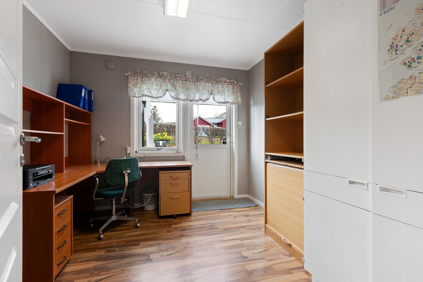 Det ene soverommet blir i dag brukt til kontor, fra dette rommet er det direkte utgang til veranda og vinterstue Galleribilde