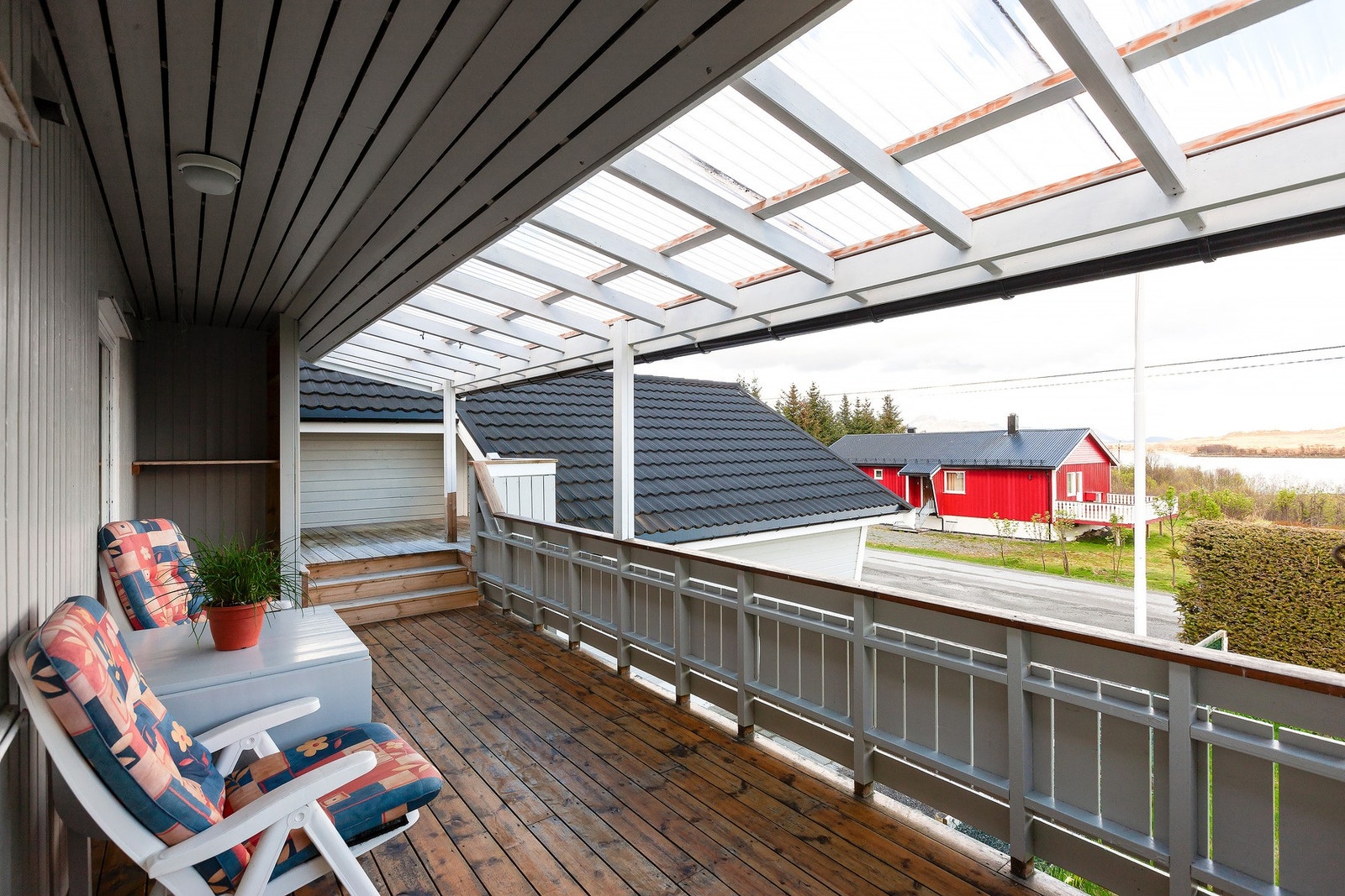 Overbygd veranda på boligens framside ut mot osen Galleribilde