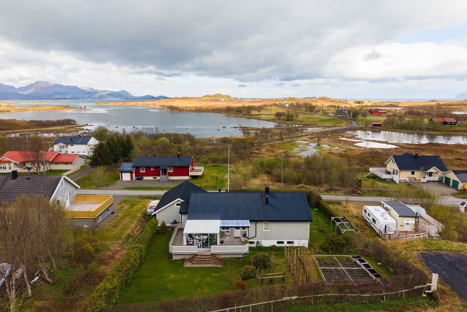 Flott oversiktsbilde som viser boligens nærhet til sjøen, vakker natur og et område med gode lys- og utsiktsforhold Galleribilde