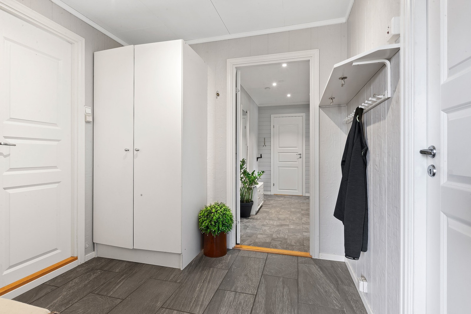 Entré med garderobe Galleribilde