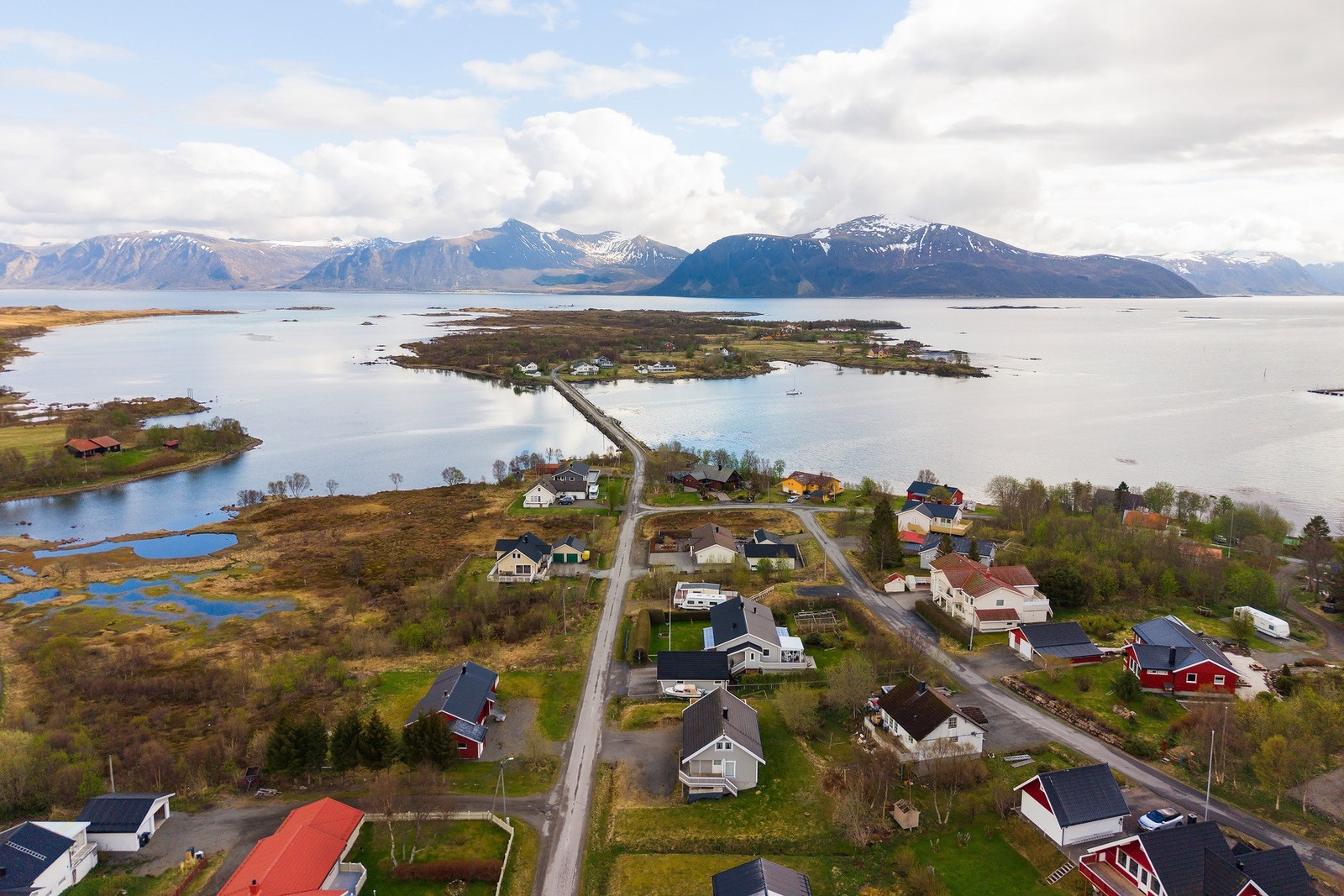 Nydelig utsyn mot hav og natur, et område som byr på både turmuligheter, frisk luft og en vakker ramme rundt hverdagen Galleribilde