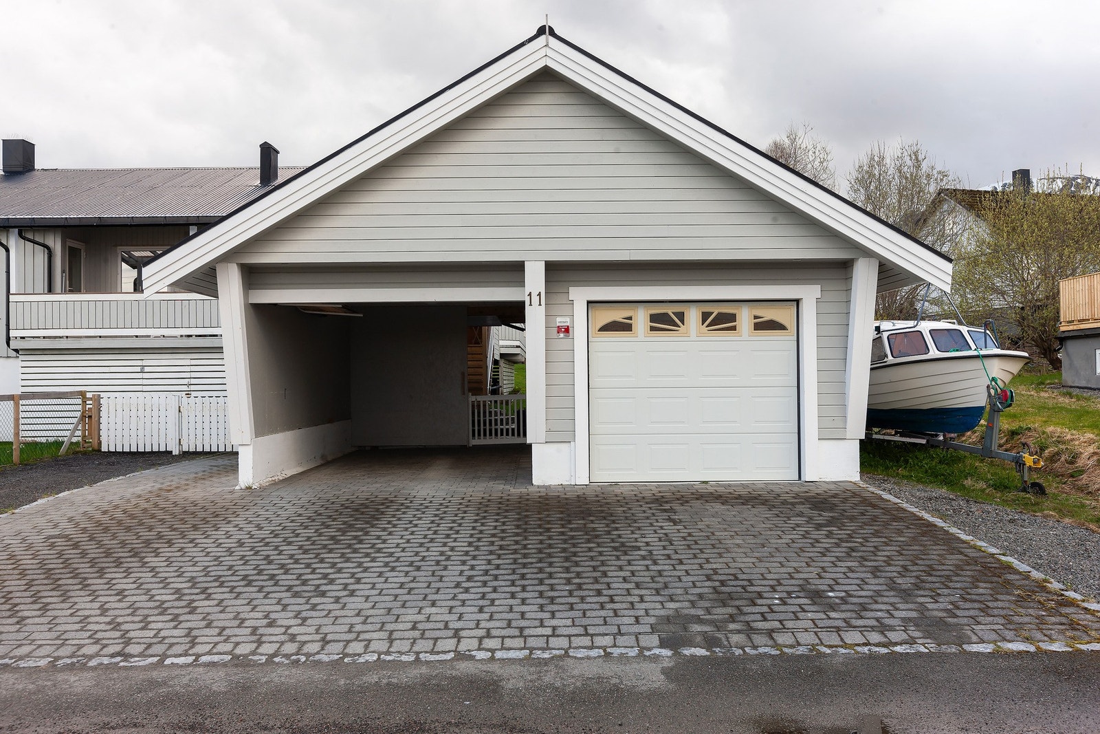 Garasjen har en lukket garasjeplass og en carport Galleribilde