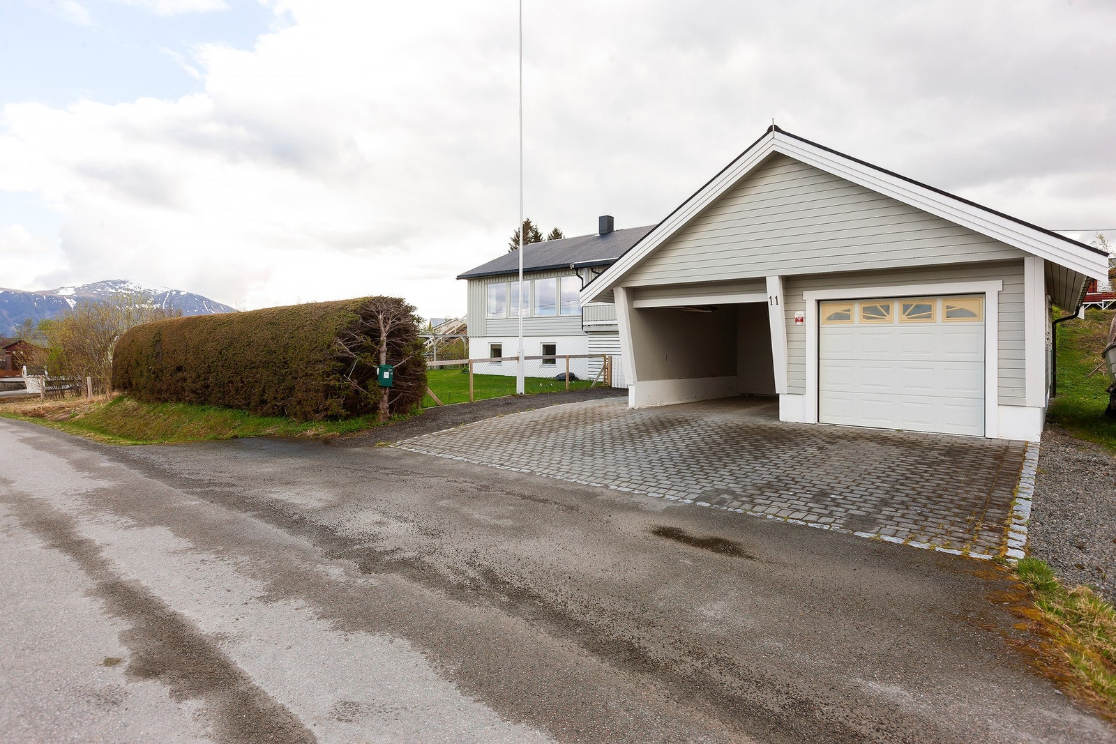 Romslig gårdsplass med gode parkeringsmuligheter Galleribilde