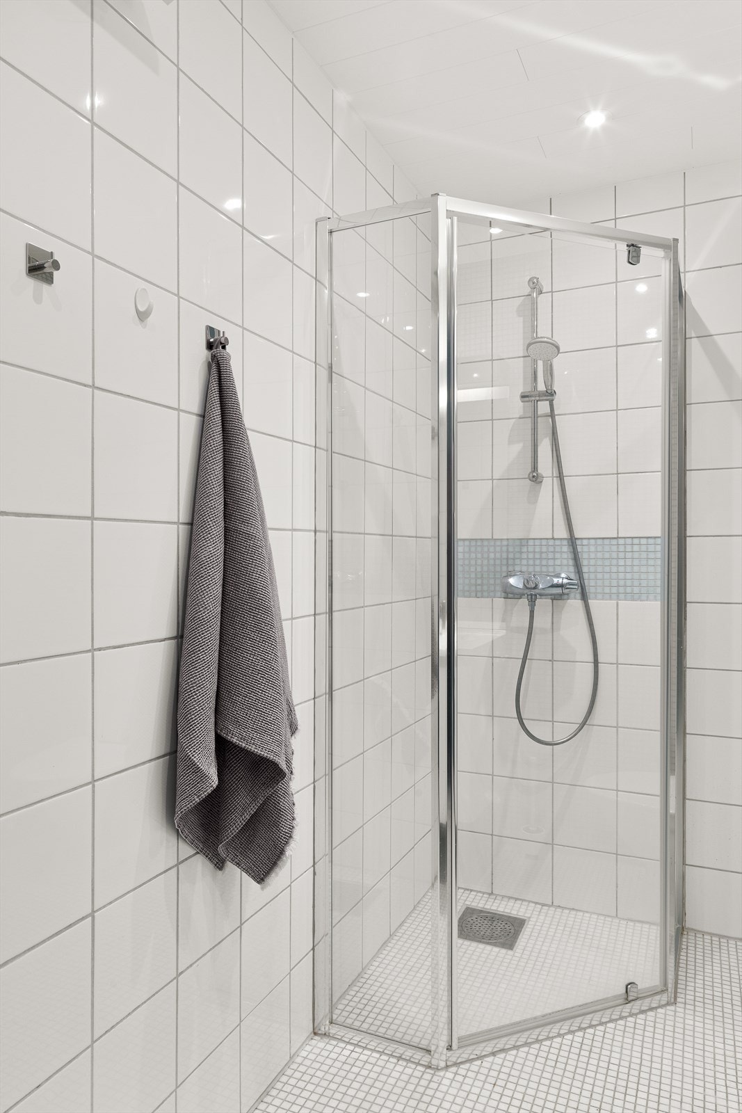 Rommet ventileres med en elektrisk styrt vifte på veggen. Galleribilde