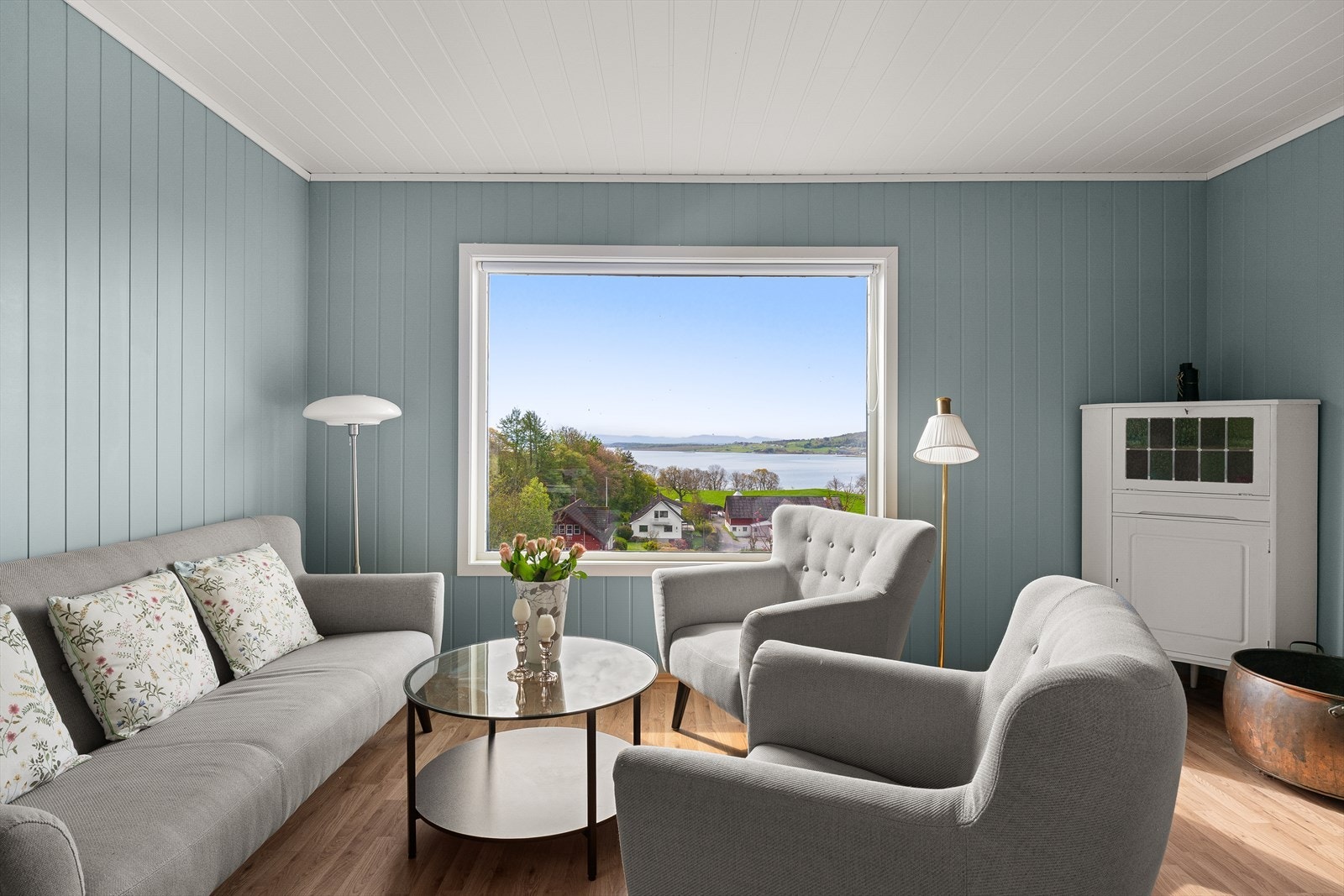 Stuen har et stort vindu fra 2006 som rammer inn den flotte utsikten. Galleribilde