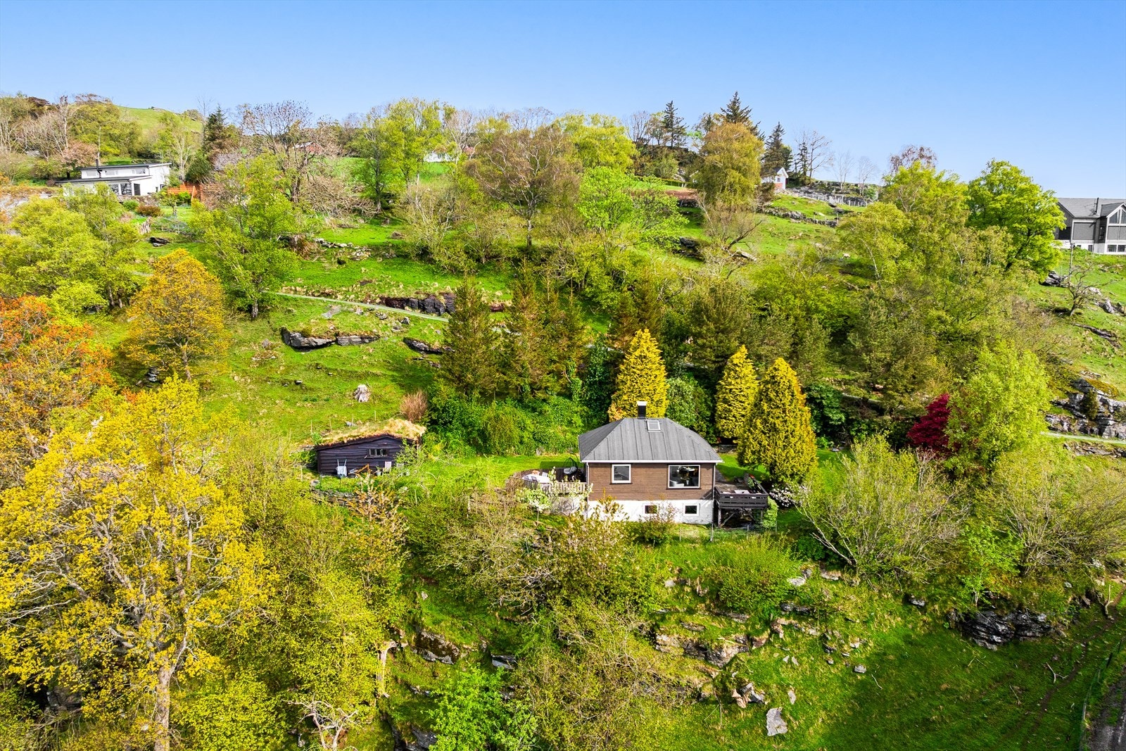 Eiendommen ligger idyllisk til i et område med spredt bebyggelse. Galleribilde