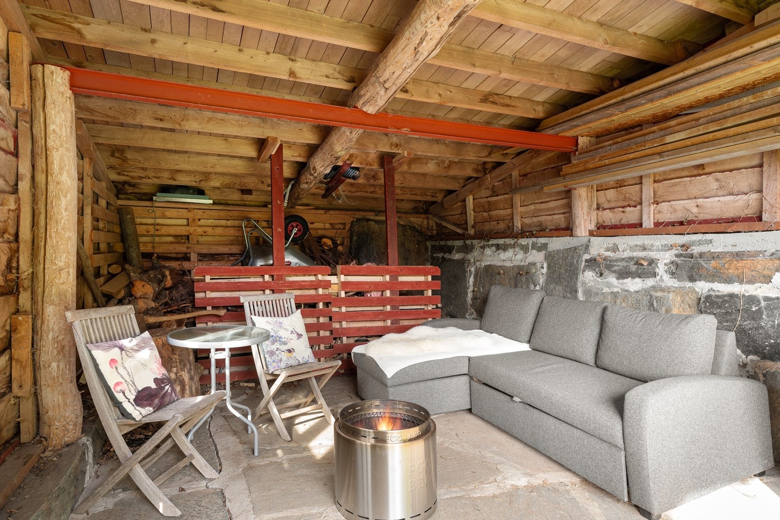 Garasjen fra 1997 har et bruksareal på 24 m². Galleribilde