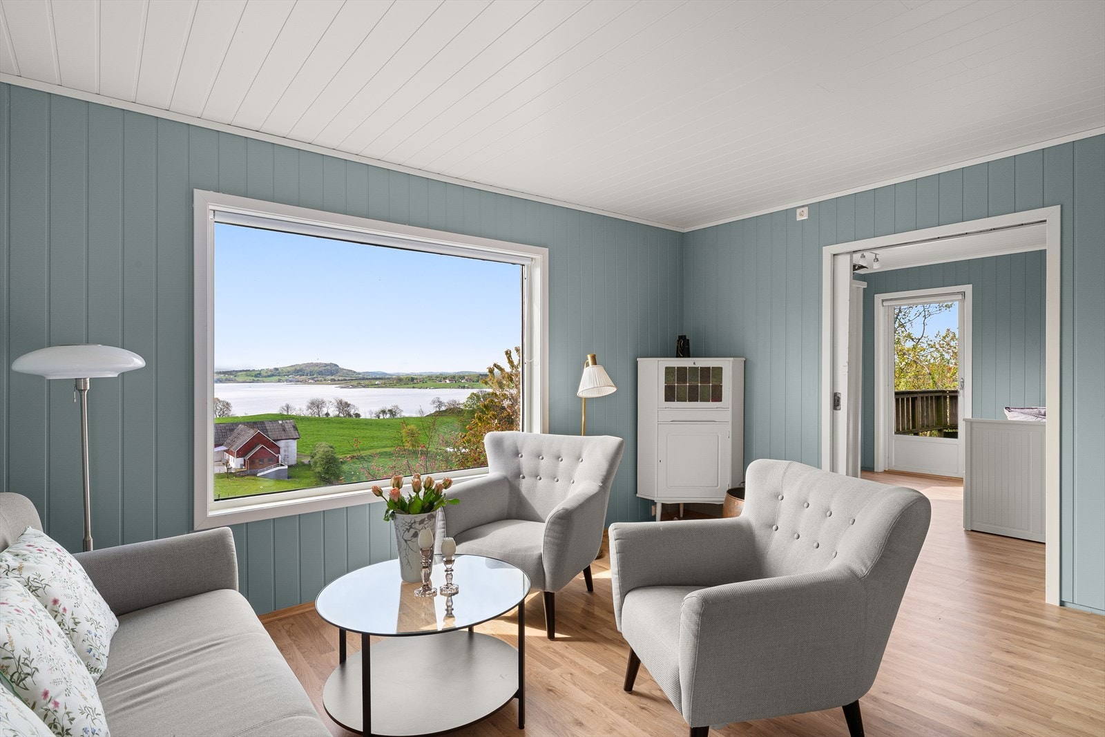 Rommet har god plass til en komfortabel sittegruppe. Galleribilde