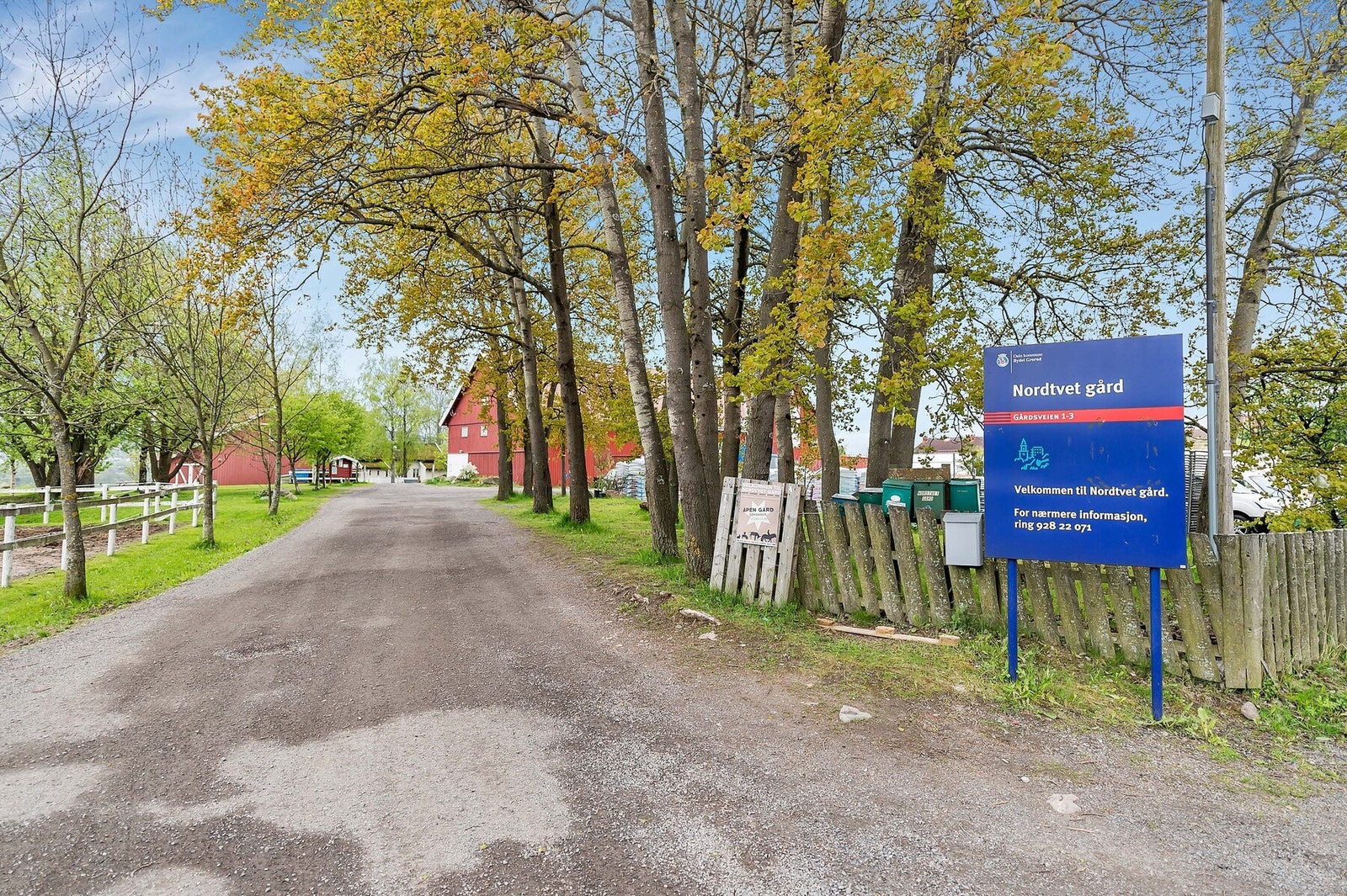 Nordtvet gård ligger i nabolaget. I tillegg er det kort vei til marka med nydelige turmuligheter. Galleribilde