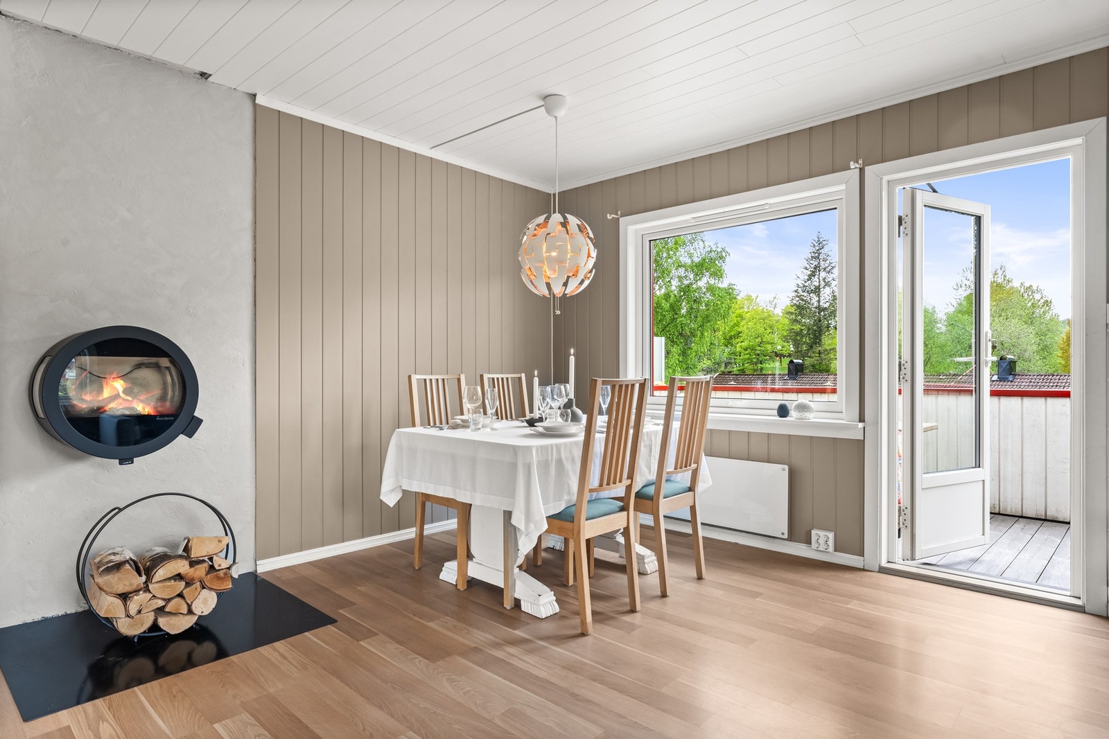 Det er valgt stilrene fargevalg som appelerer til ro og harmoni. Dette i kombinasjon med et godt lysinnslipp gir en god atmosfære. Galleribilde