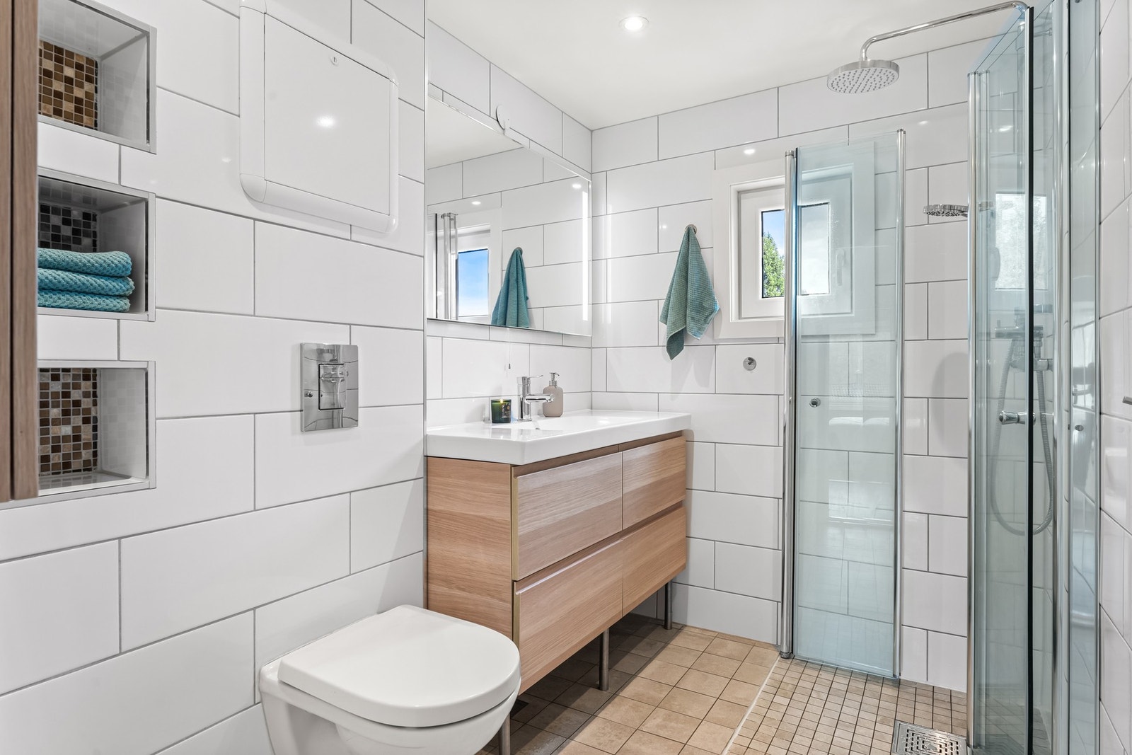 Badet fremstår som pent og ble oppusset samtidig som kjøkkenet i 2015. Flislagte gulv og vegger samt gulvvarme. Galleribilde