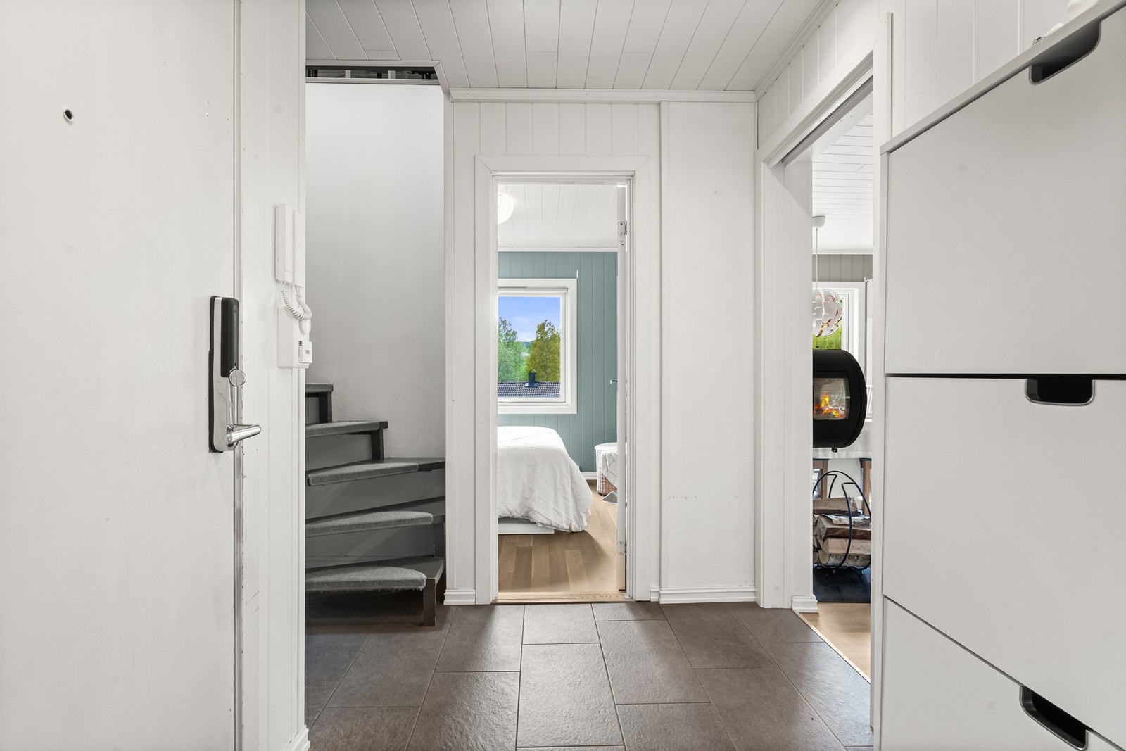 Innbydende entré med fliser på gulv. Plass til oppbevaring av ytterbekledning. Galleribilde