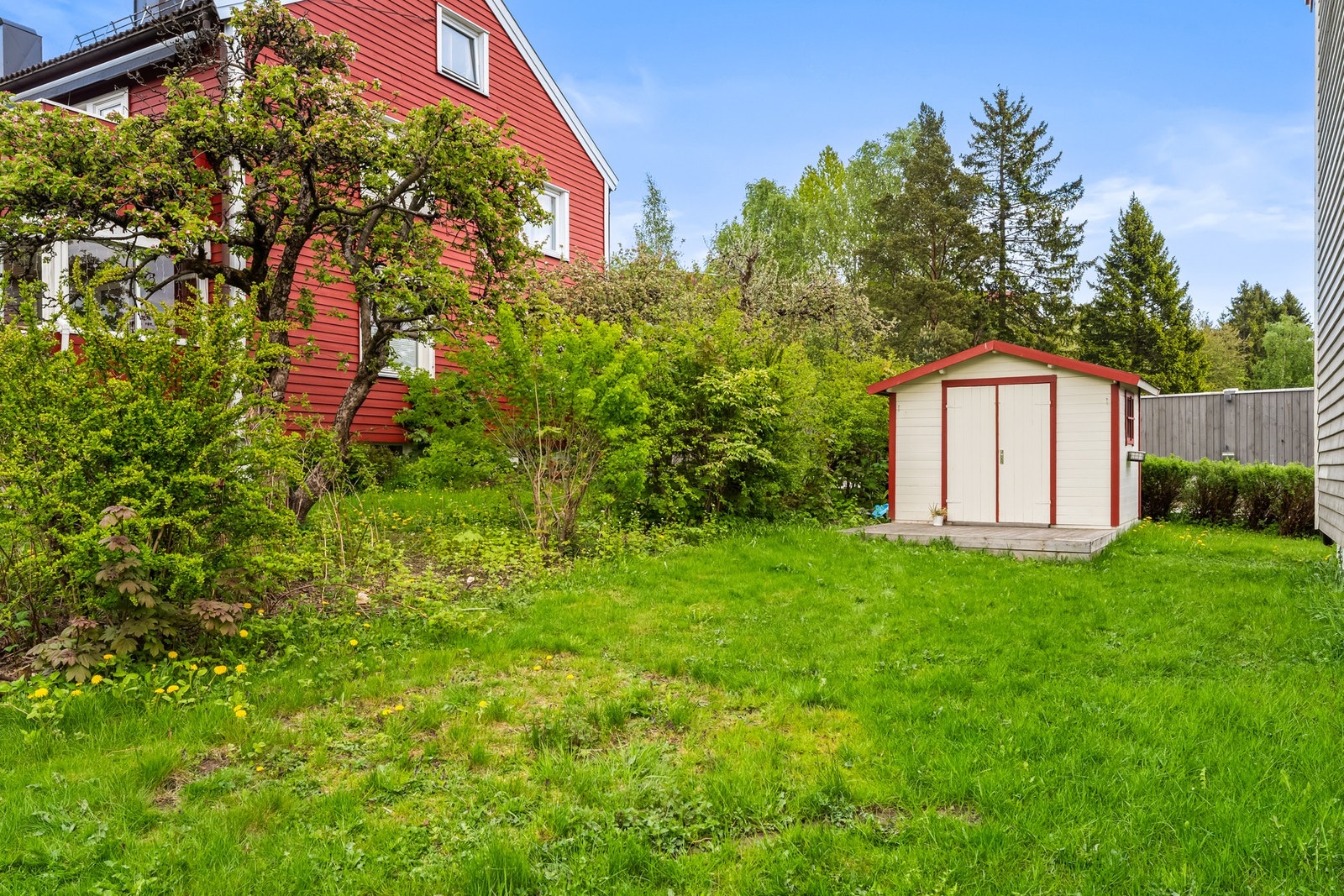 Det er tilgang til hageparsell på gavlsiden. Hagen ligger skjermet til for biltrafikk og fungerer som et eldorado for de minste. Galleribilde