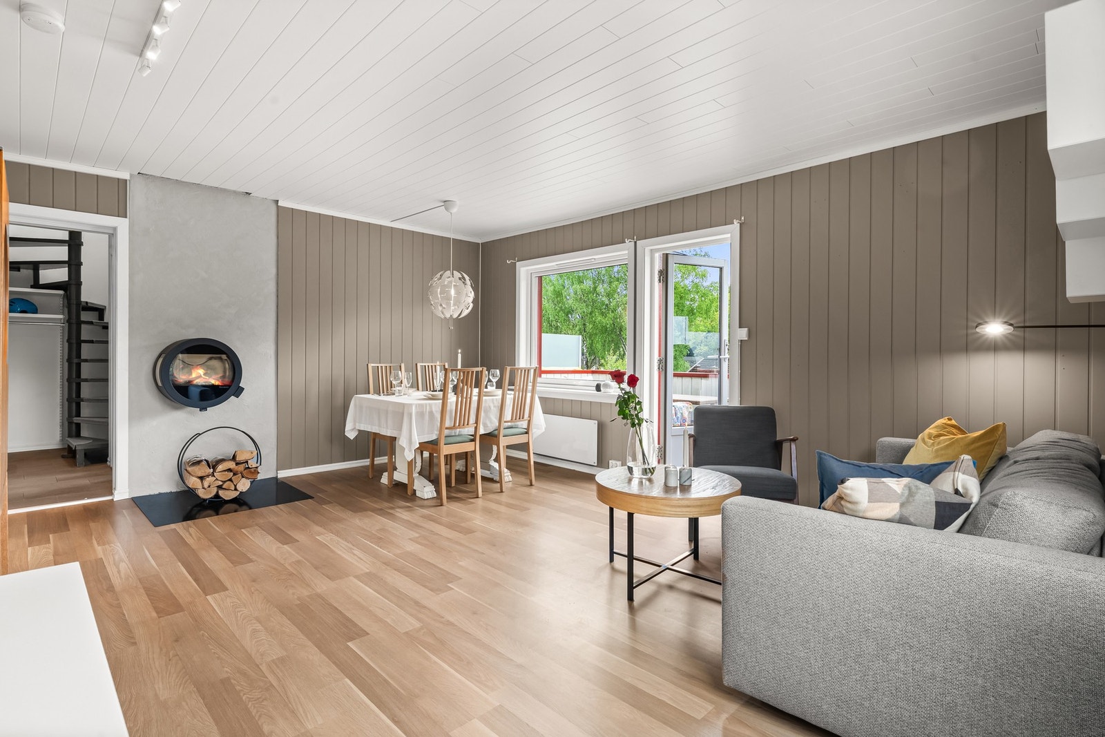 Stuen har god plass til sofa- og medieløsninger samt eget spisebord. Galleribilde