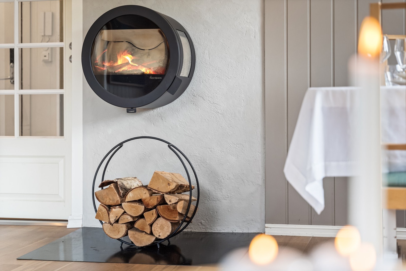 Peisovn for vedfyring er montert. Galleribilde