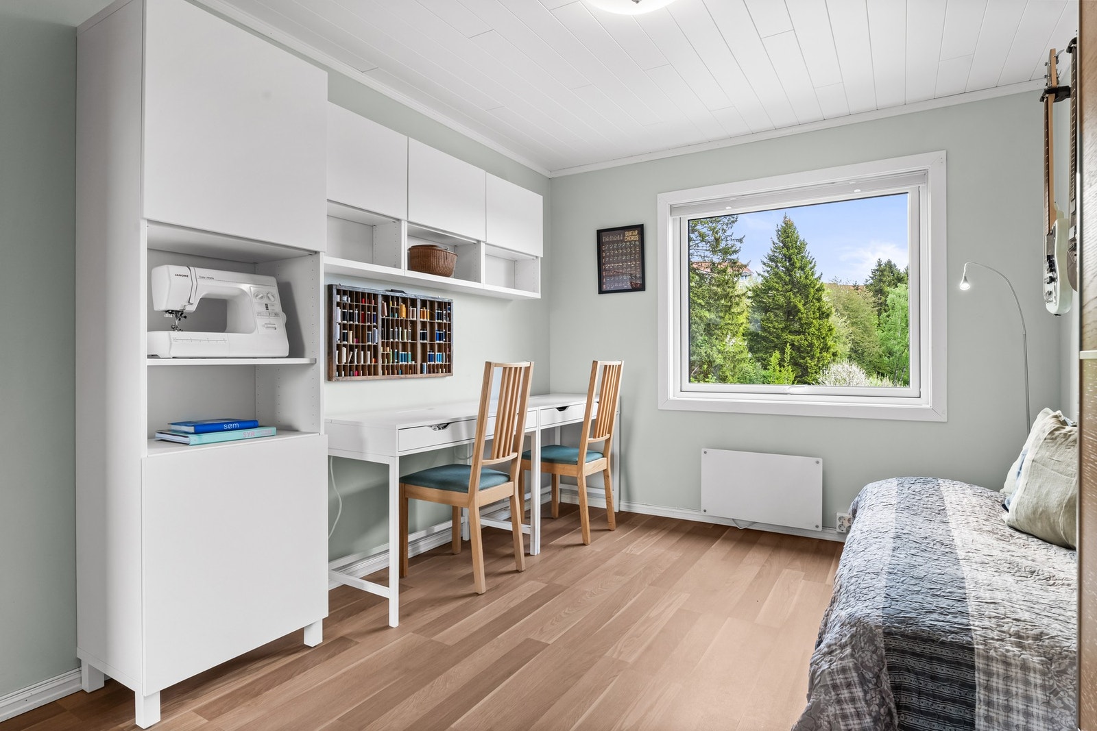 Ett av soverommene i boligens 1. etasje ligger vegg i vegg med stuen. Dette rommet kan fint omgjøres til egen spisestue om ønskelig. Galleribilde