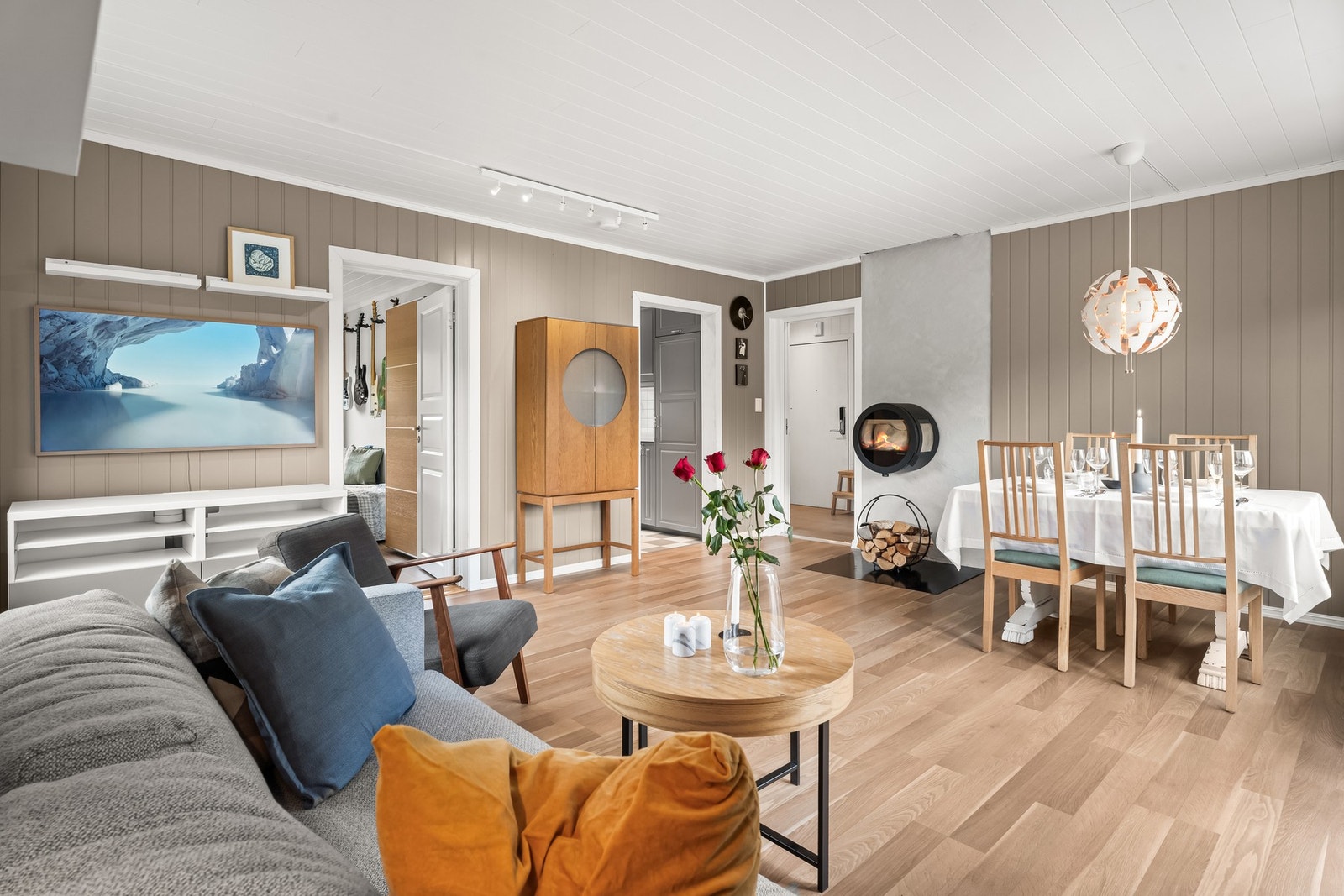 Innvendig har boligen en god standard på alt av innredning og overflater, så her kan du flytte rett inn. Galleribilde