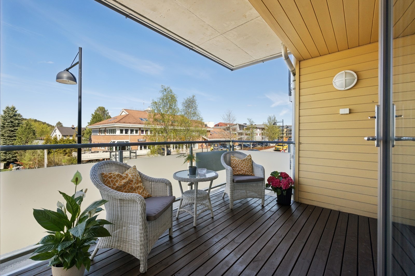 Balkongen er på 8 m² og har god plass til hagemøblene og grillen! Galleribilde