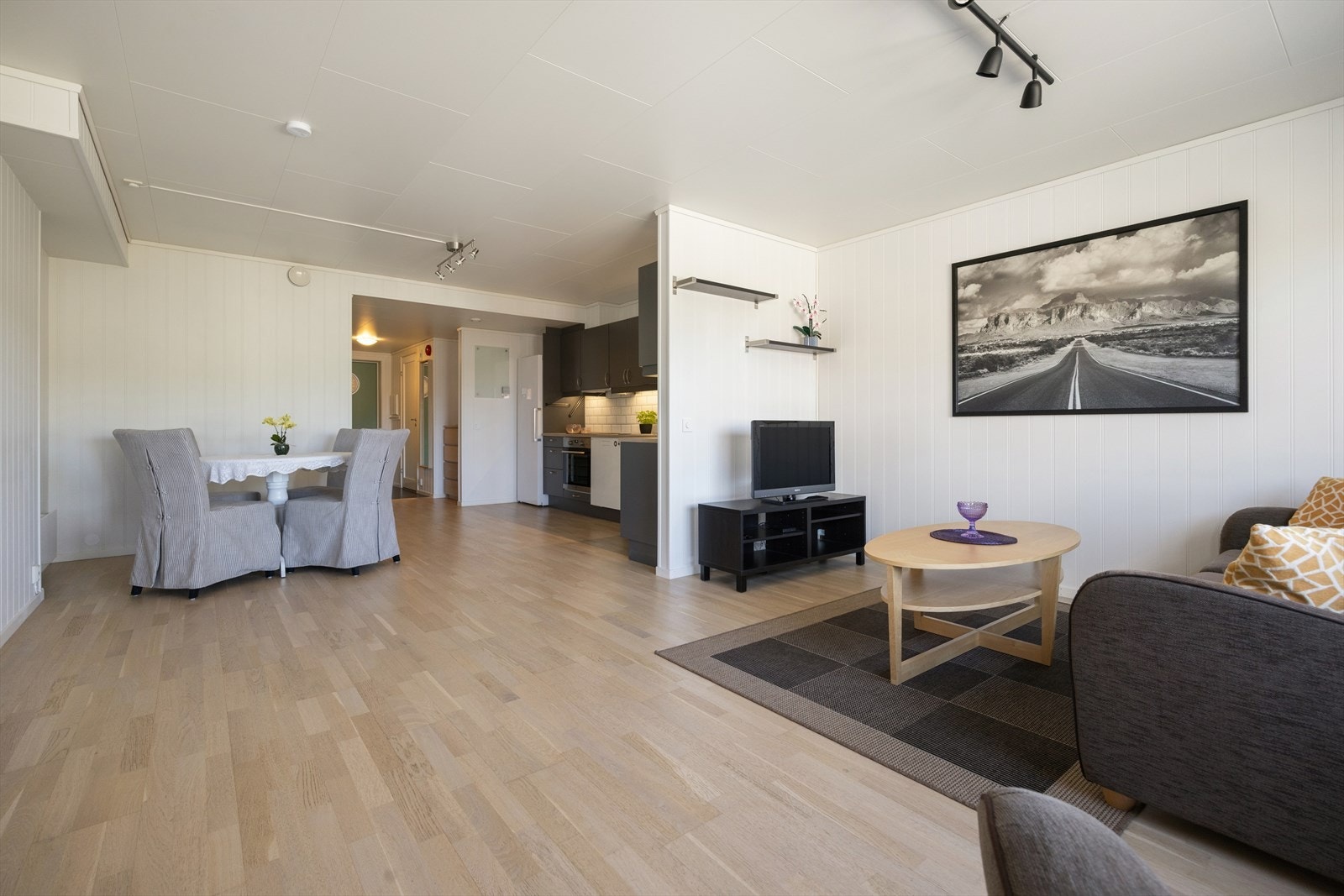 Innvendig har leiligheten en fin og åpen planløsning mellom stuen og kjøkkenet. Galleribilde