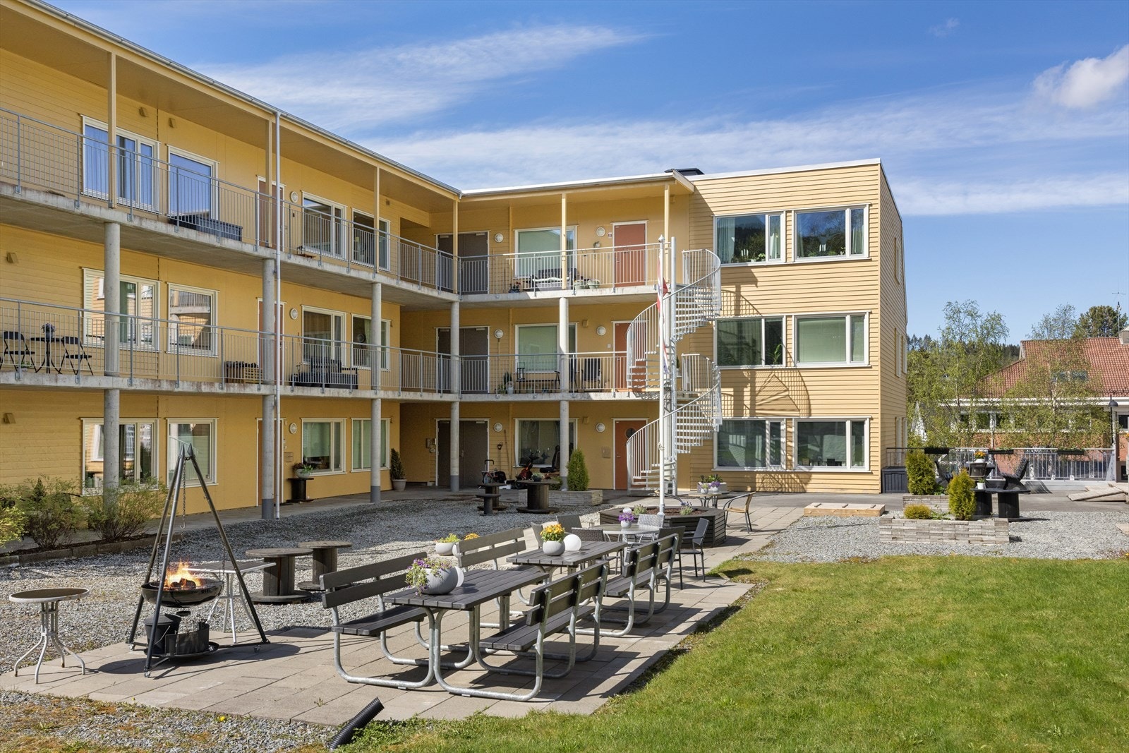 Det felles tunet er en hyggelig møteplass for beboerne, hvor det blant annet arrangeres årlig juletretenning. Galleribilde