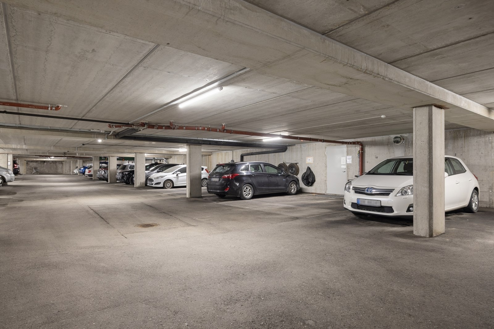 Med leiligheten følger en fast parkeringsplass i felles, lukket garasjeanlegg. Galleribilde