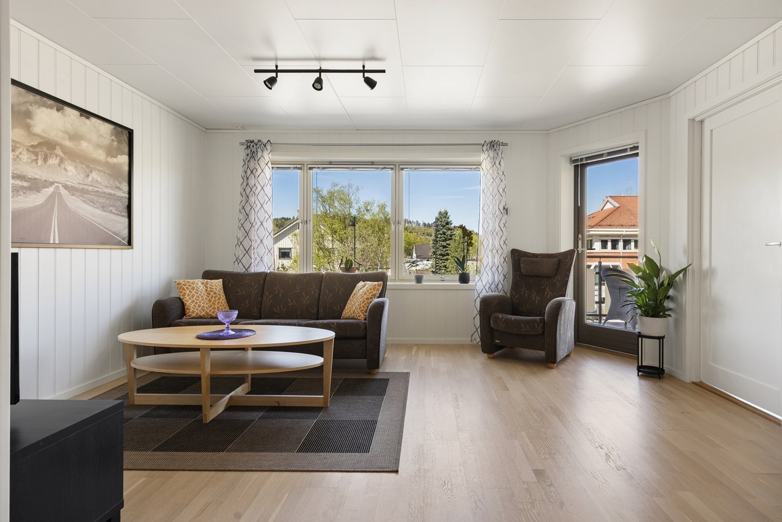 Fra stuen er det videre utgang til en overbygd balkong. Galleribilde