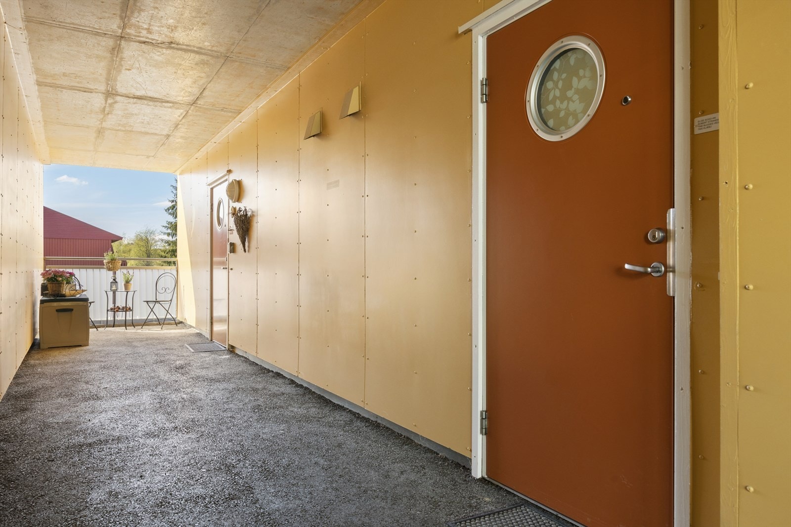 Overbygd inngangsparti, og heis i bygget som gir enkel og trinnfri adkomst til leiligheten. Galleribilde
