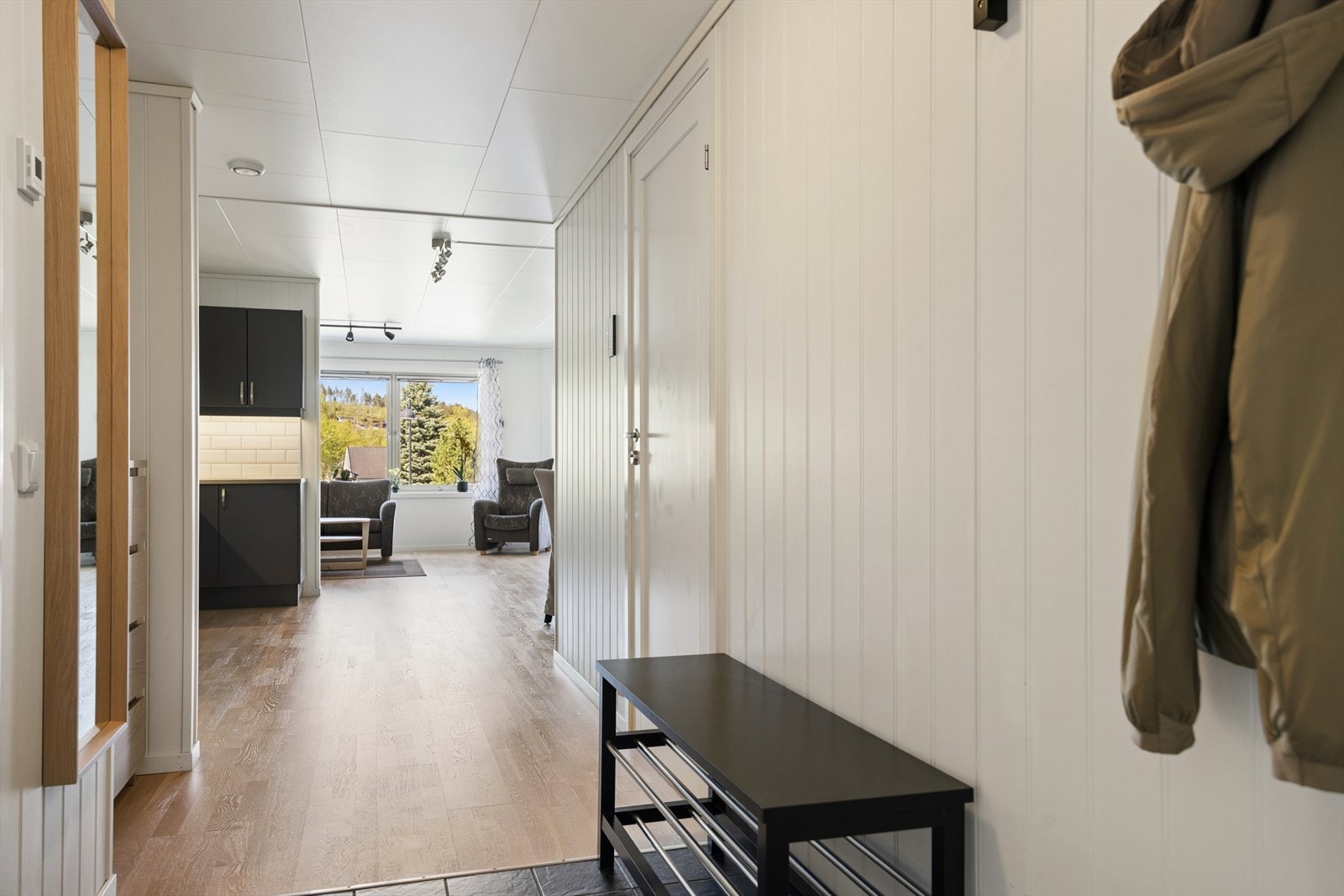En lys og innbydende entré med flislagte gulv. Galleribilde