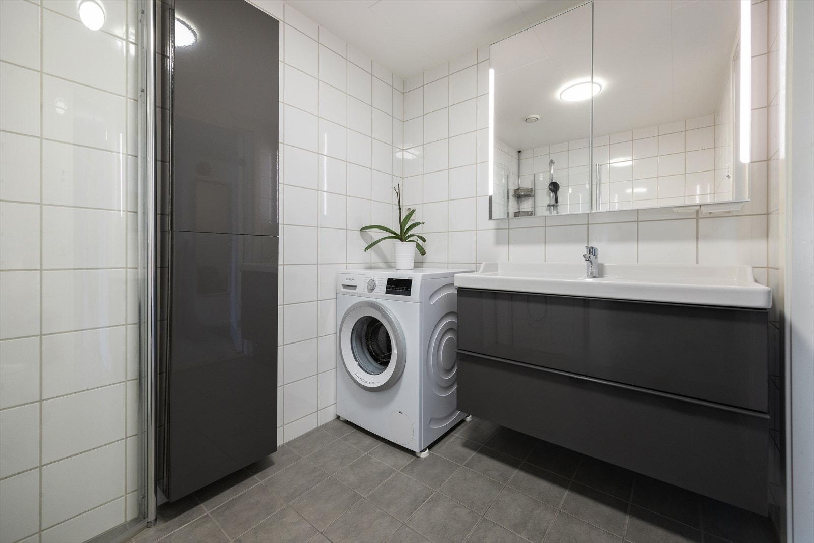 Badet ble oppgradert i 2013, er helfliset, har varme i gulv og opplegg for vaskemaskin. Galleribilde