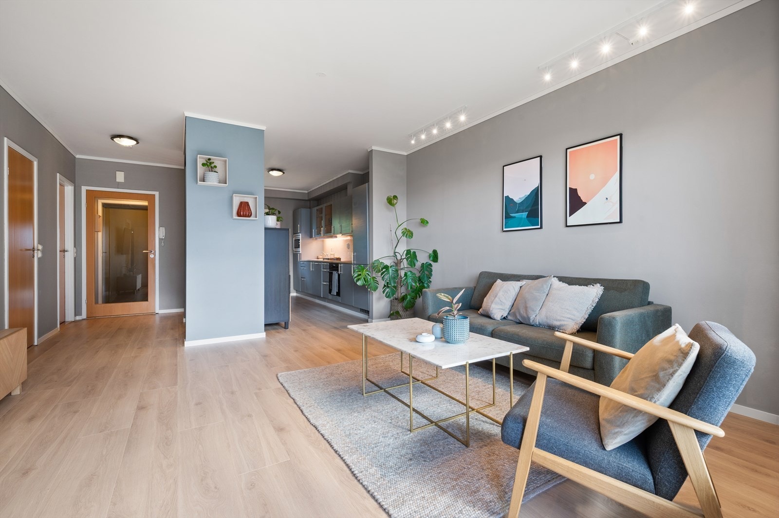 Stuen er på gode 29m² med nytt gulv fra siste halvår i 2025 Galleribilde