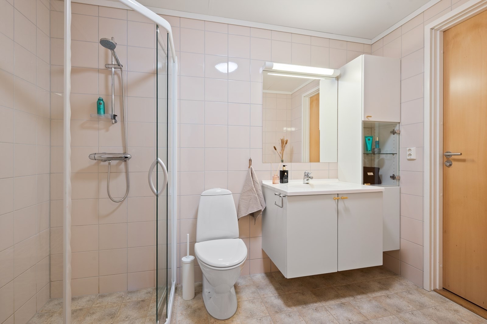 Badet er innredet med servant, klosett og dusjhjørne og har mekansik avtrekk Galleribilde