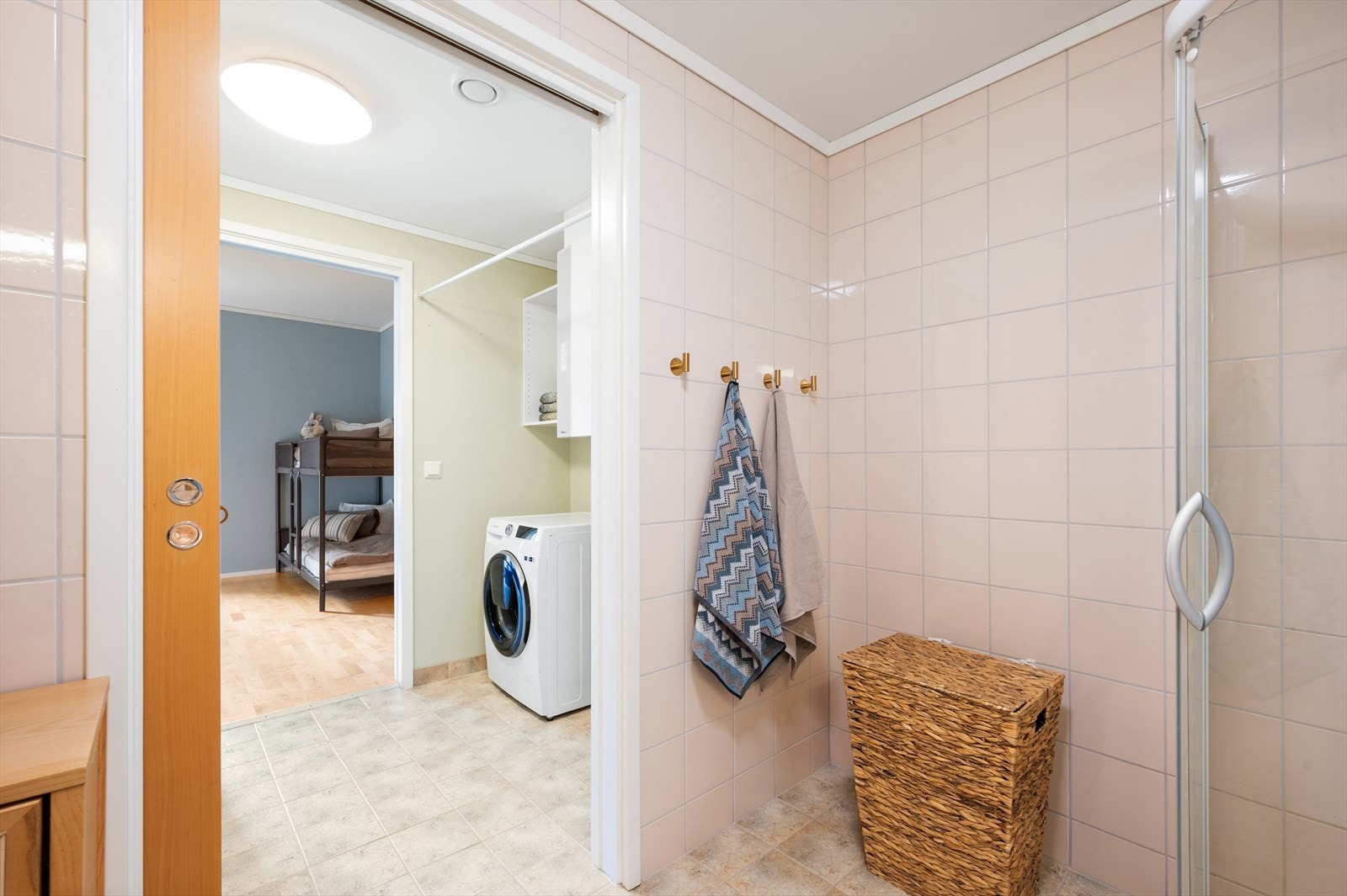 Fra badet er det direkte adkomst til vaskerom Galleribilde
